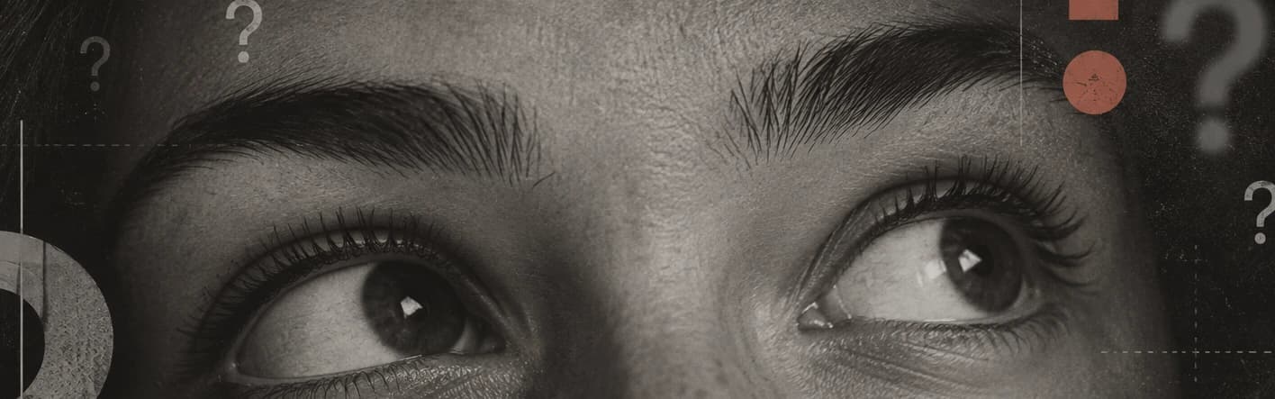 Gros plan en noir et blanc sur les yeux d'une personne qui regarde vers le haut, entourés de points d'interrogation.